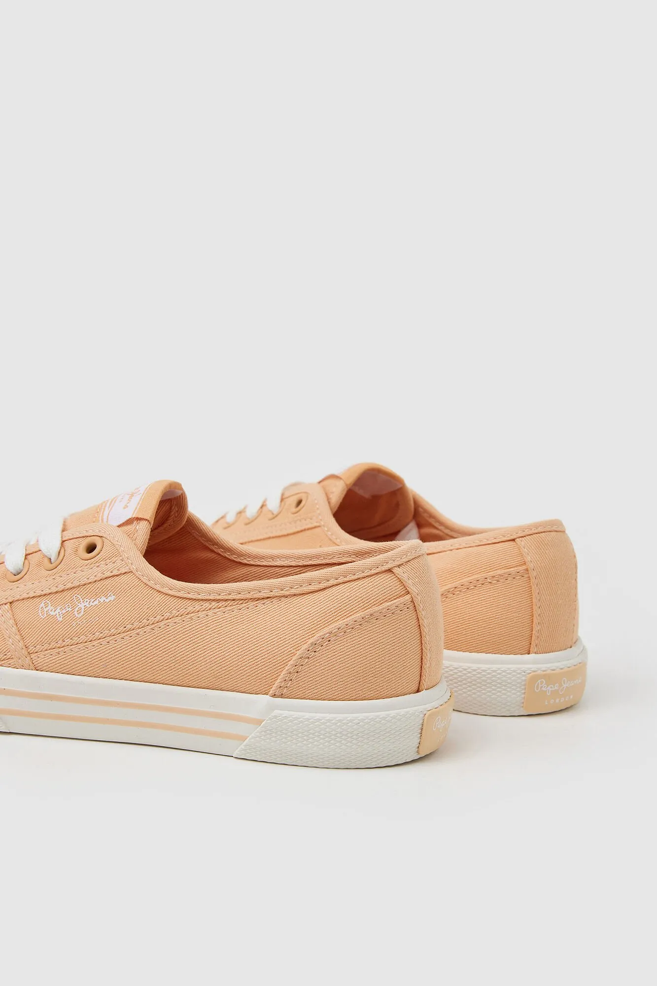 Zapatillas clásicas en lona.