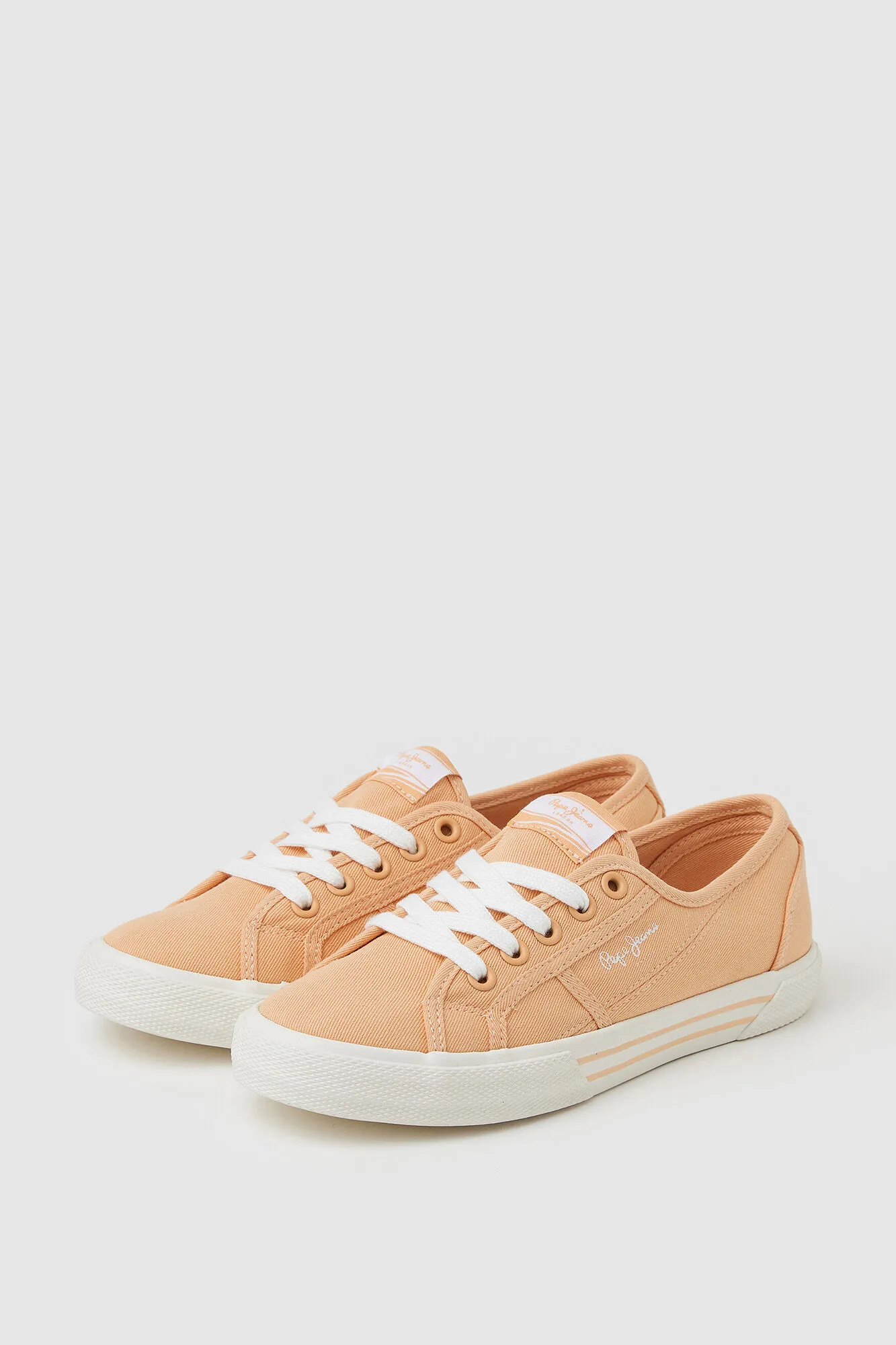 Zapatillas clásicas en lona.
