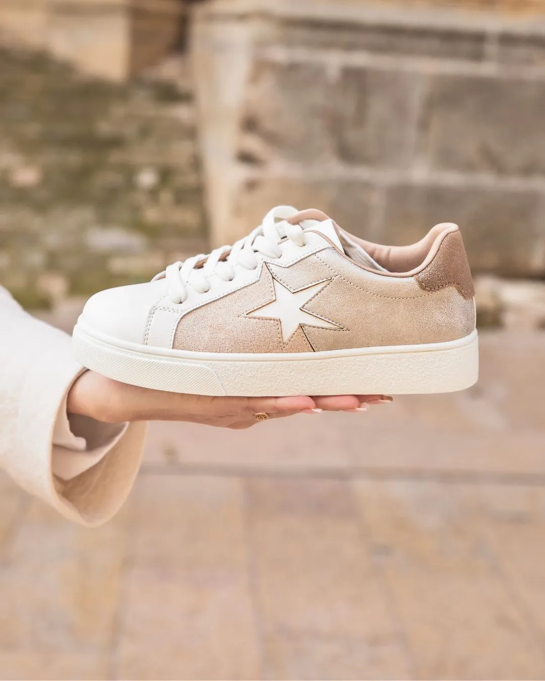 ZAPATILLAS DE MUJER BEIGE CON CORDONES Y ESTRELLA  KADY