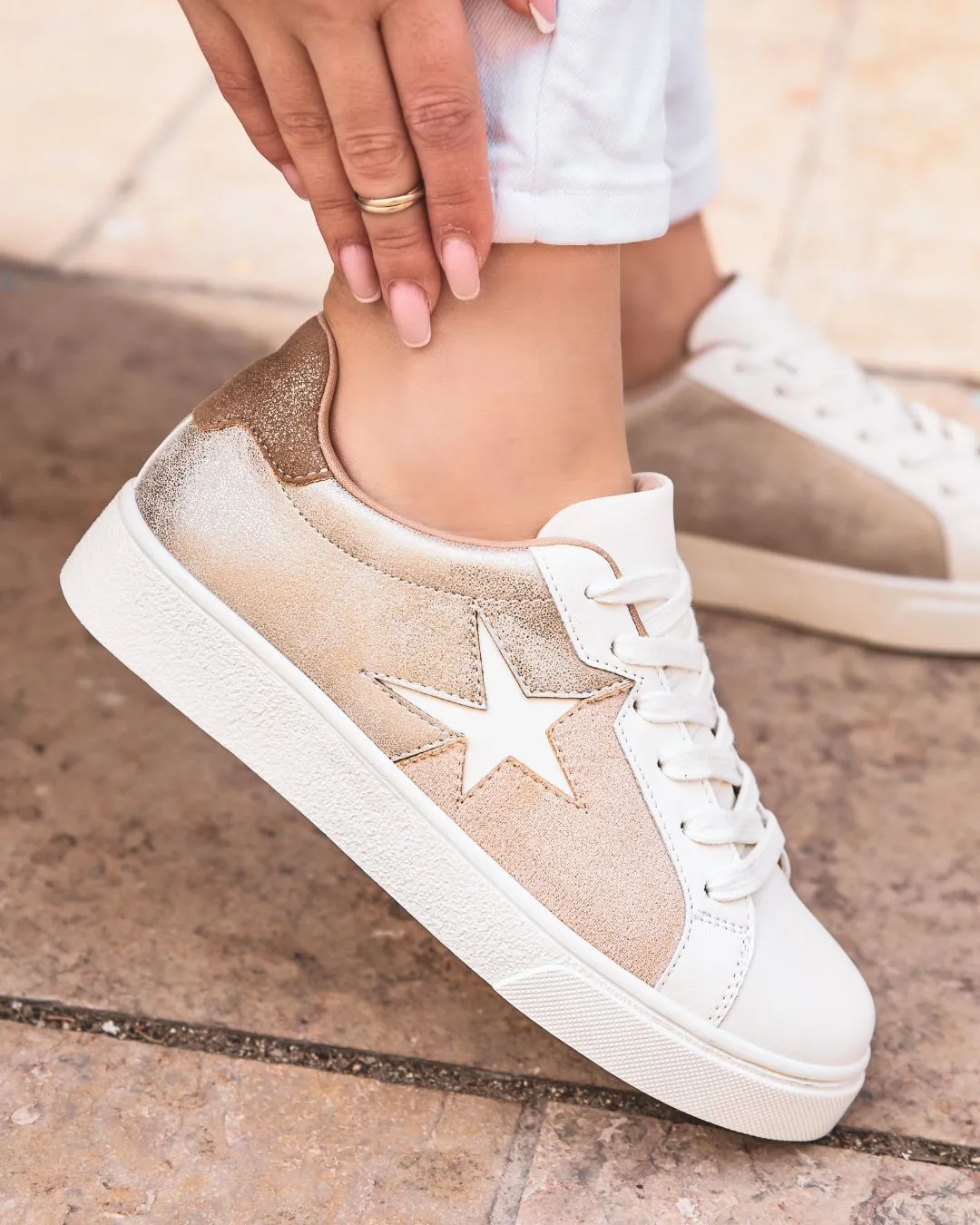 ZAPATILLAS DE MUJER BEIGE CON CORDONES Y ESTRELLA  KADY