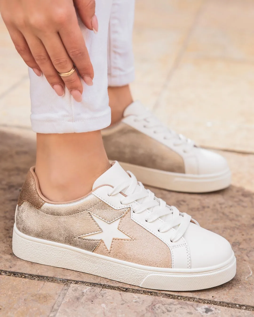 ZAPATILLAS DE MUJER BEIGE CON CORDONES Y ESTRELLA  KADY