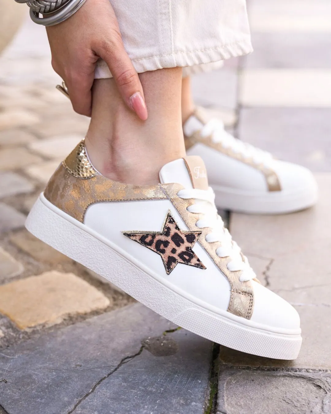 ZAPATILLAS DE MUJER BLANCAS Y DORADAS CON CORDONES  SADIO