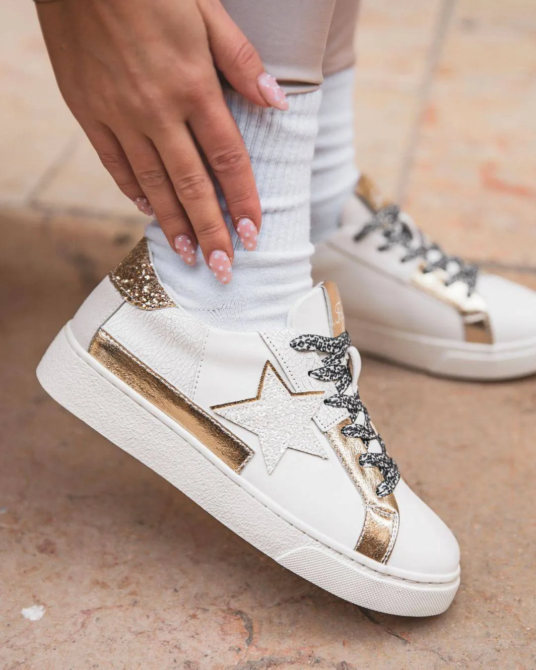 ZAPATILLAS DE MUJER CON ESTRELLA DORADA Y CORDONES  GARANCE