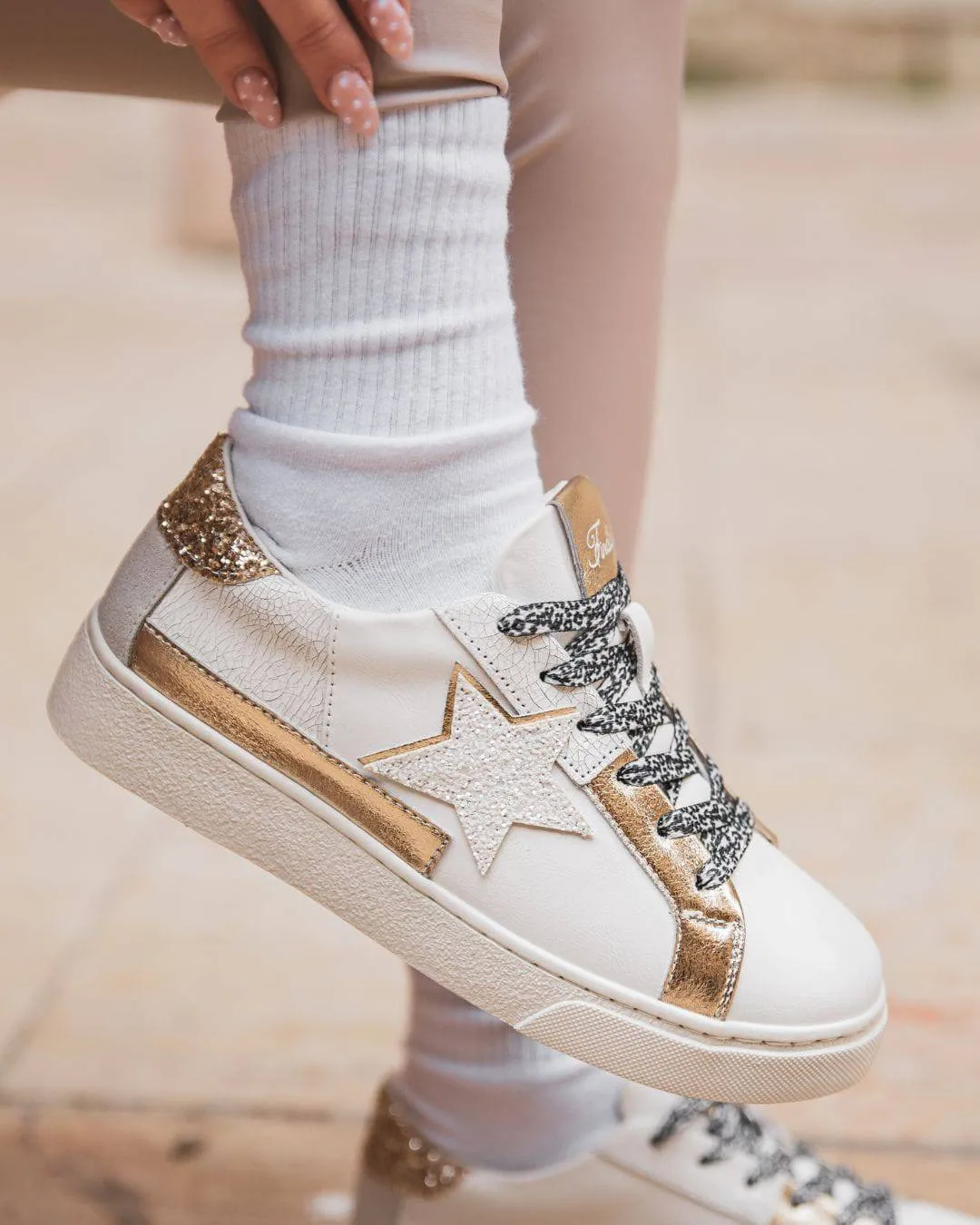 ZAPATILLAS DE MUJER CON ESTRELLA DORADA Y CORDONES  GARANCE