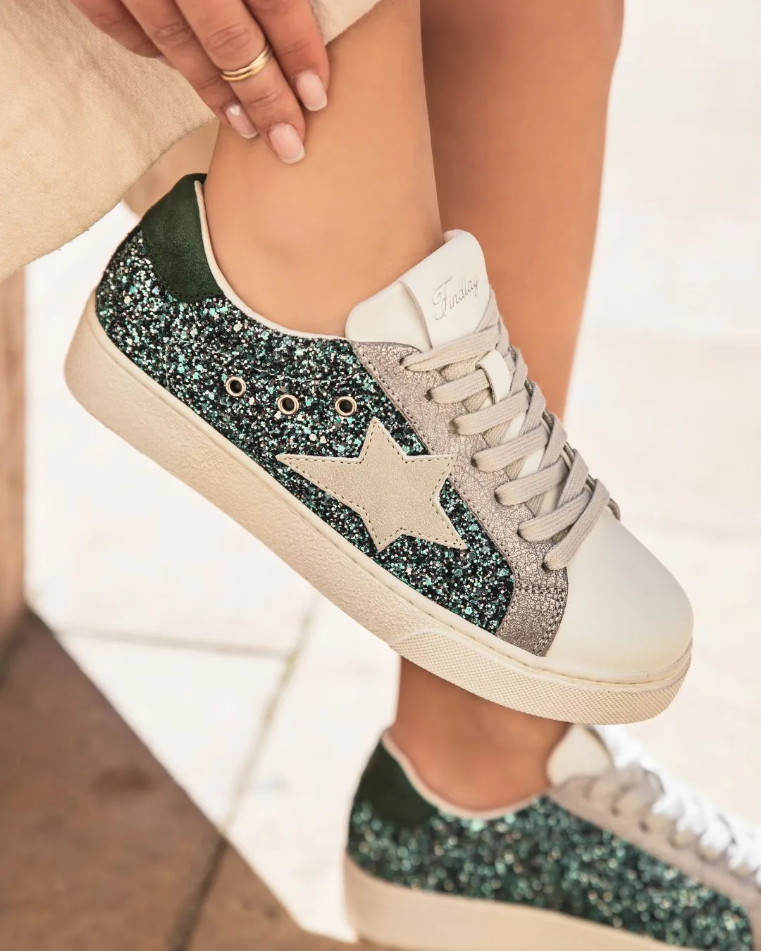 ZAPATILLAS DE MUJER CON ESTRELLA EN COLOR CAQUI CON CORDONES  CHLOé