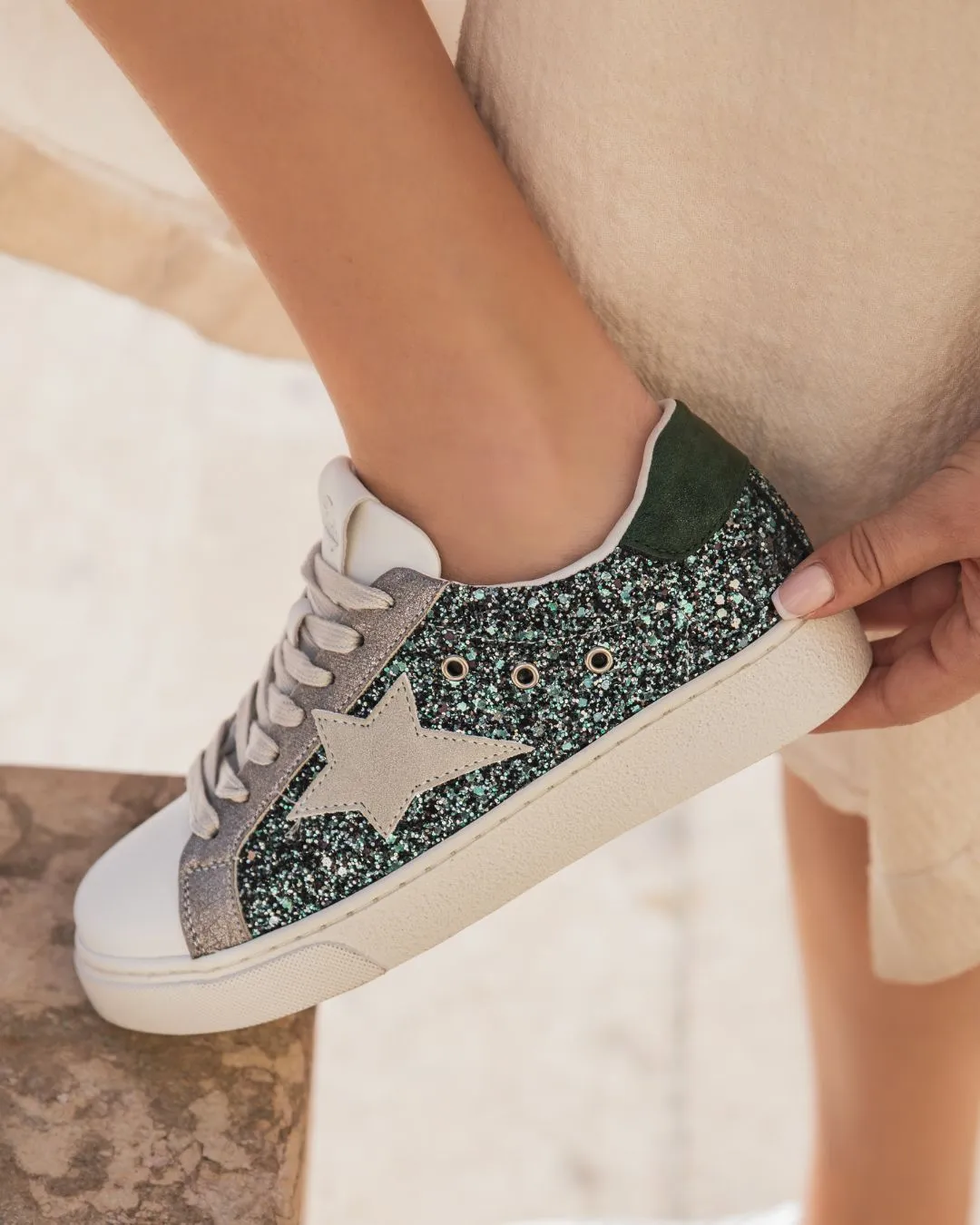 ZAPATILLAS DE MUJER CON ESTRELLA EN COLOR CAQUI CON CORDONES  CHLOé