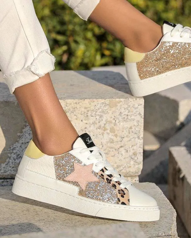 ZAPATILLAS DE MUJER DORADAS CON ESTRELLAS Y CORDONES  MAGA