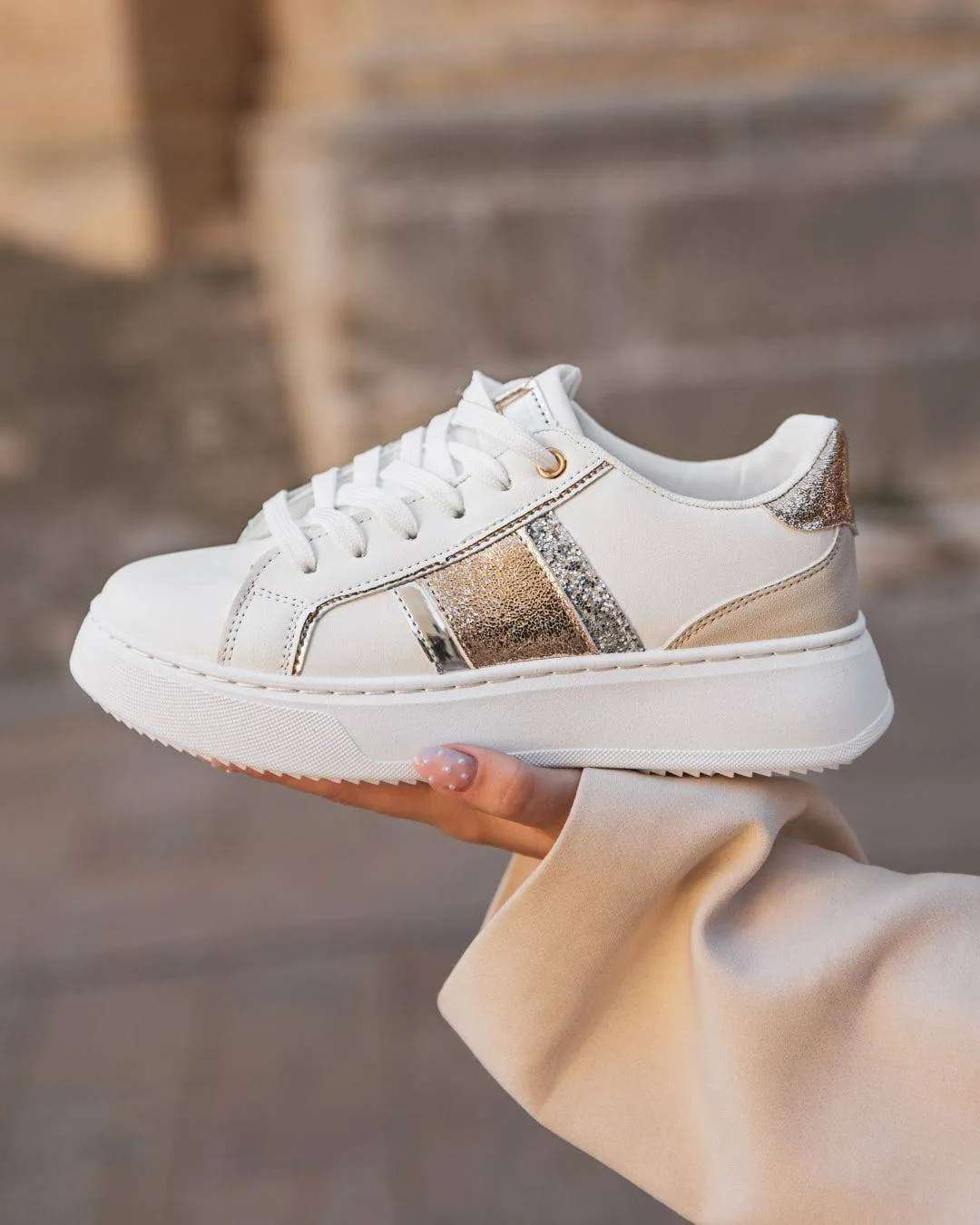 ZAPATILLAS DE MUJER DORADAS Y BLANCAS CON CORDONES  SOPHIE