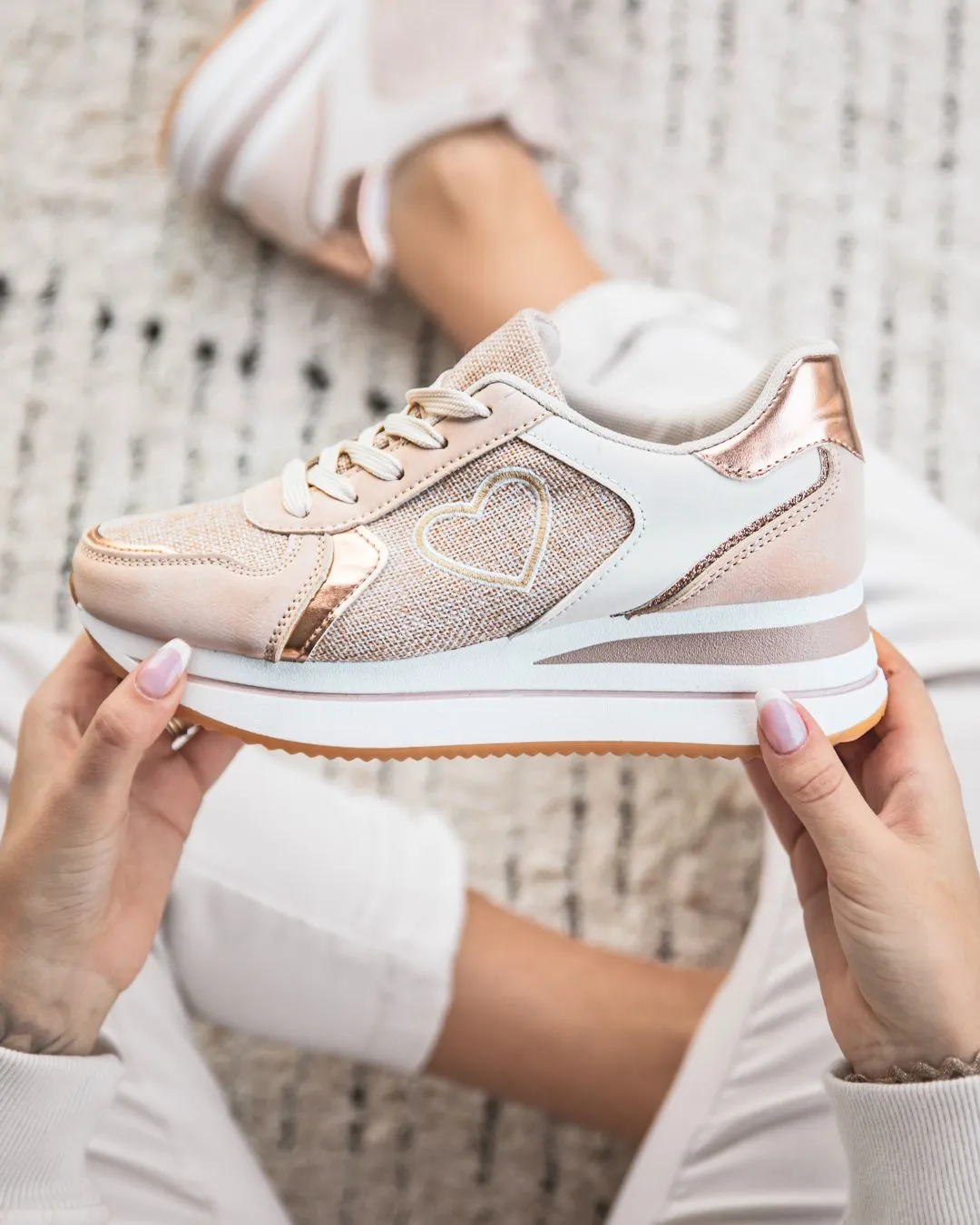 ZAPATILLAS DE MUJER EN TONO NUDE CON CORDONES  JUNON