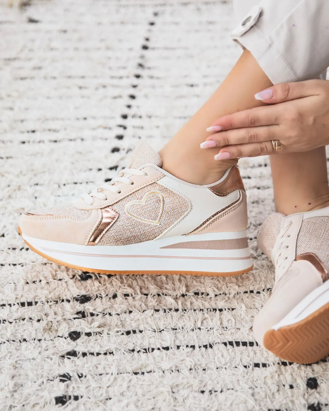 ZAPATILLAS DE MUJER EN TONO NUDE CON CORDONES  JUNON