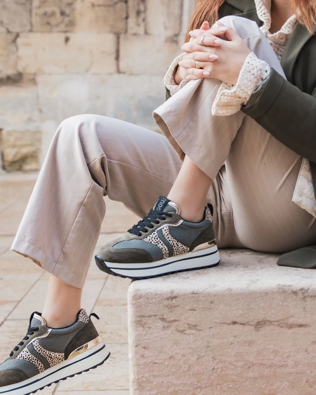 ZAPATILLAS DE MUJER EN VERDE CAQUI CON CORDONES  NOéMIE