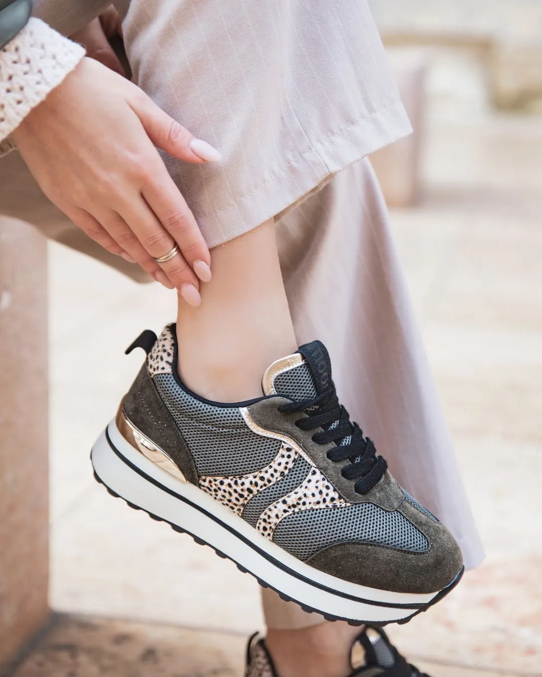 ZAPATILLAS DE MUJER EN VERDE CAQUI CON CORDONES  NOéMIE