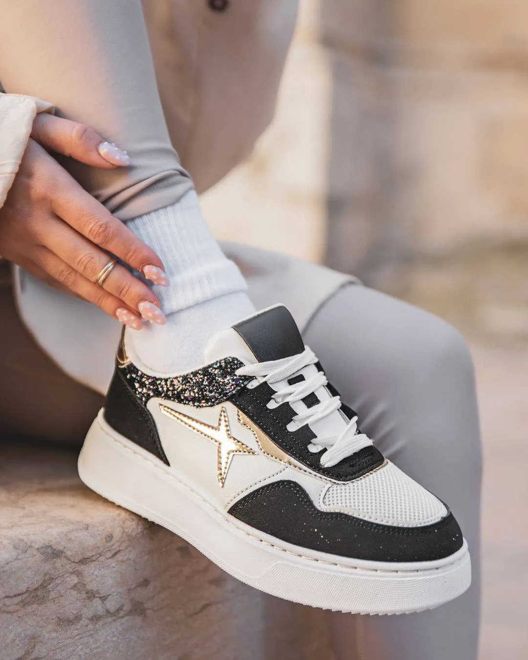 ZAPATILLAS DE MUJER NEGRAS CON CORDONES  NATTIE