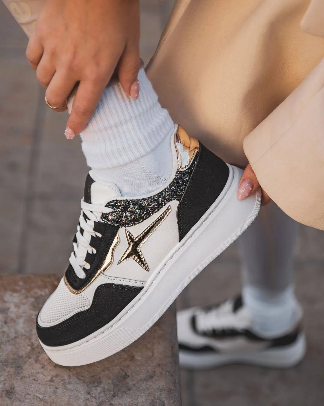 ZAPATILLAS DE MUJER NEGRAS CON CORDONES  NATTIE