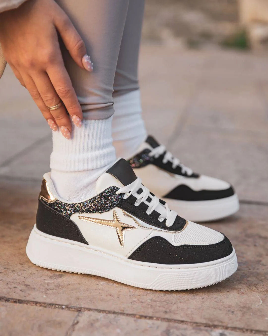 ZAPATILLAS DE MUJER NEGRAS CON CORDONES  NATTIE