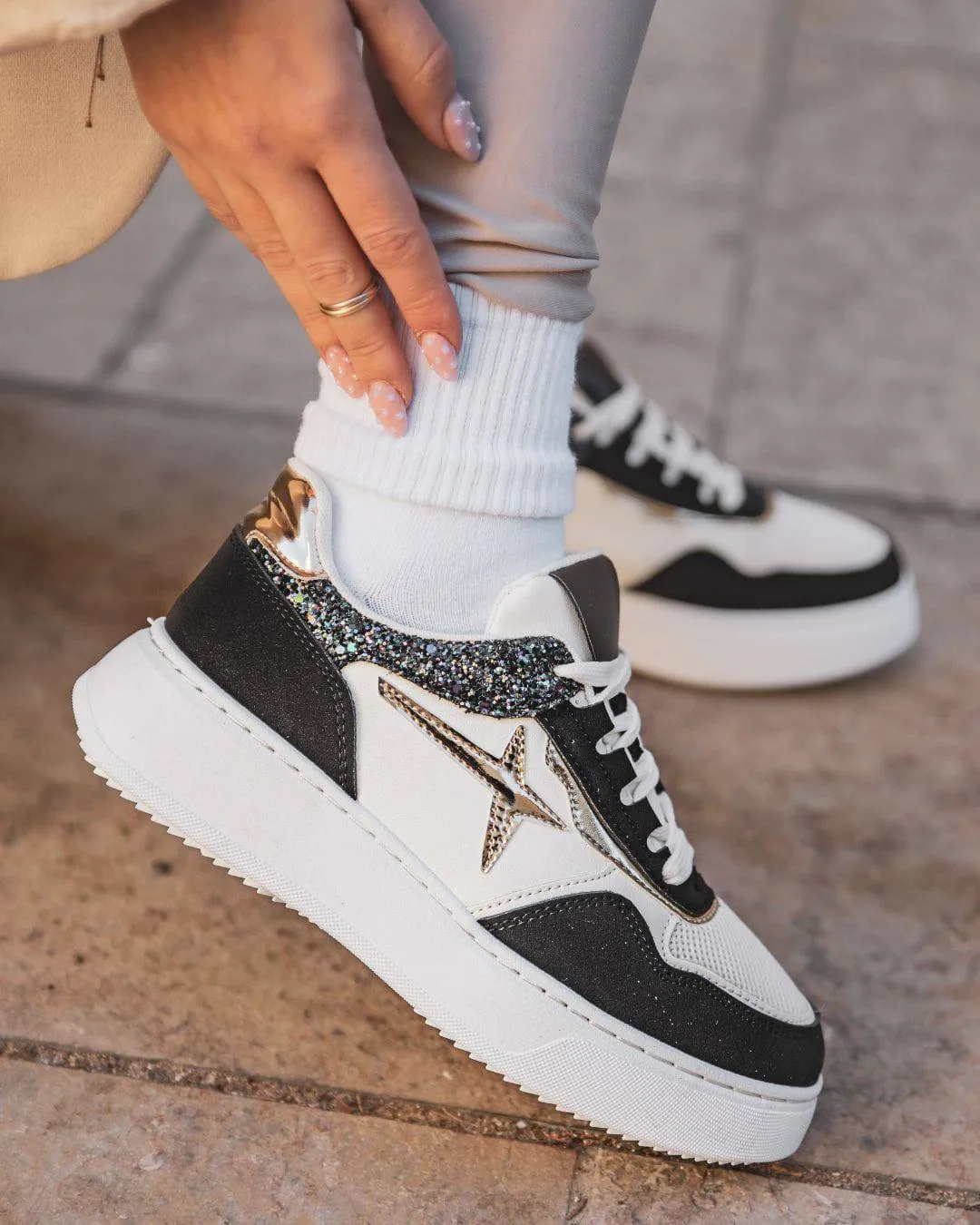 ZAPATILLAS DE MUJER NEGRAS CON CORDONES  NATTIE