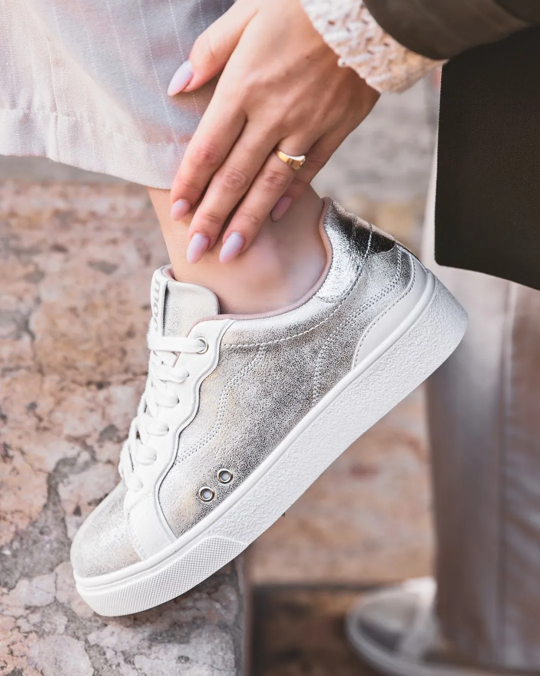 ZAPATILLAS DE MUJER PLATEADAS CON CORDONES  FALLON