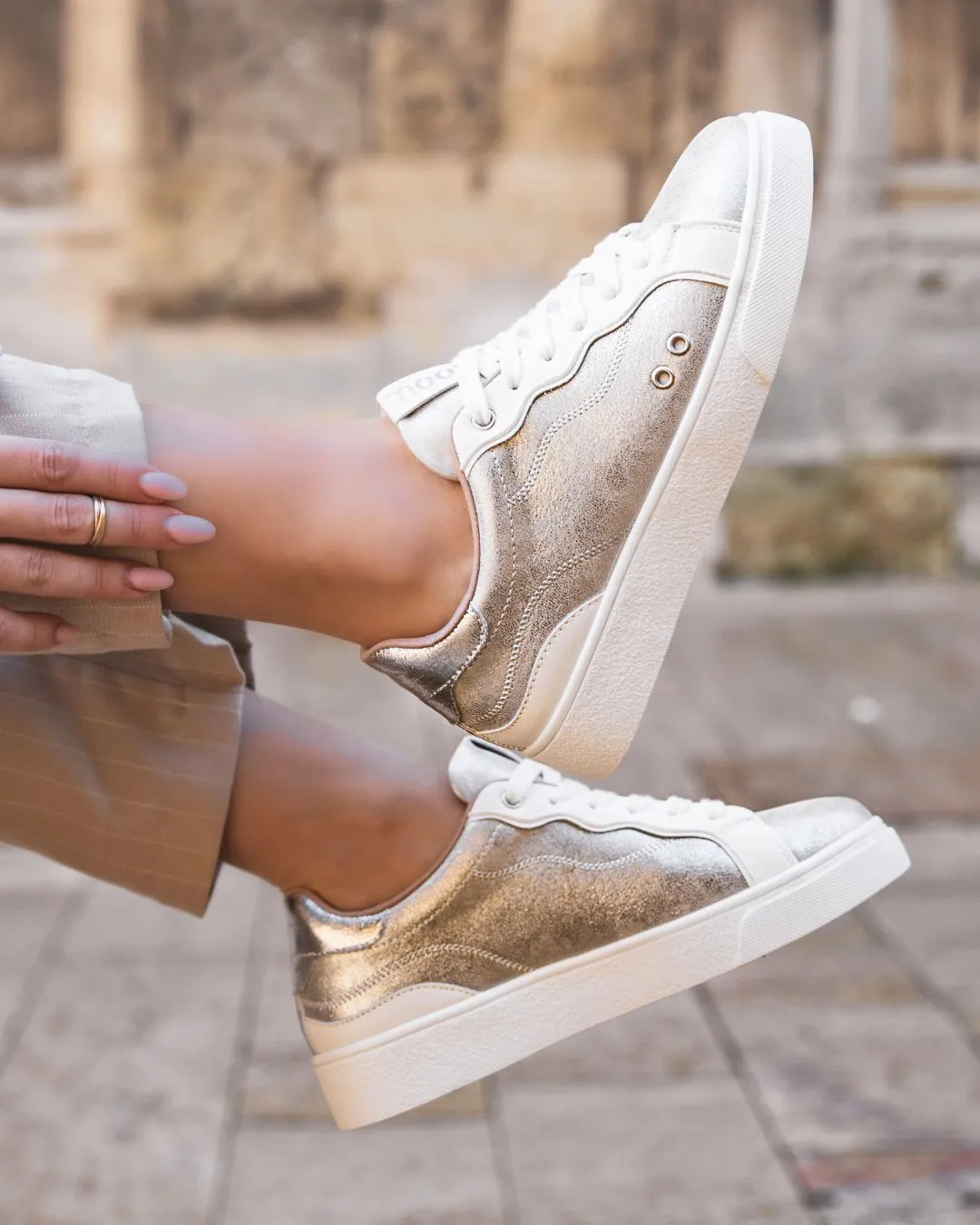 ZAPATILLAS DE MUJER PLATEADAS CON CORDONES  FALLON