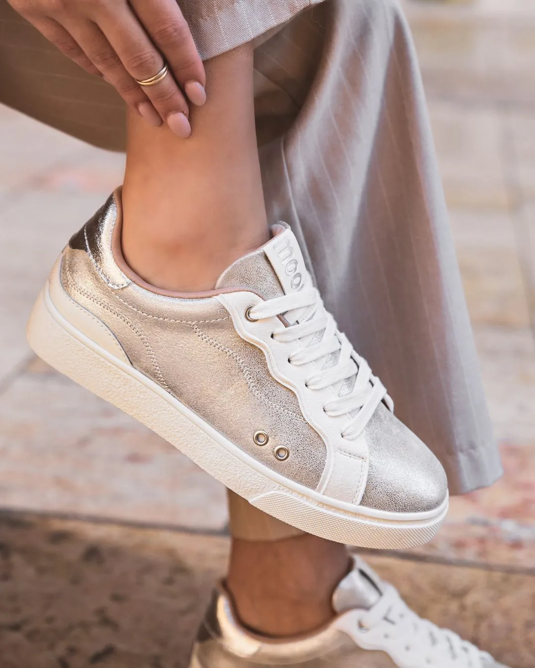ZAPATILLAS DE MUJER PLATEADAS CON CORDONES  FALLON