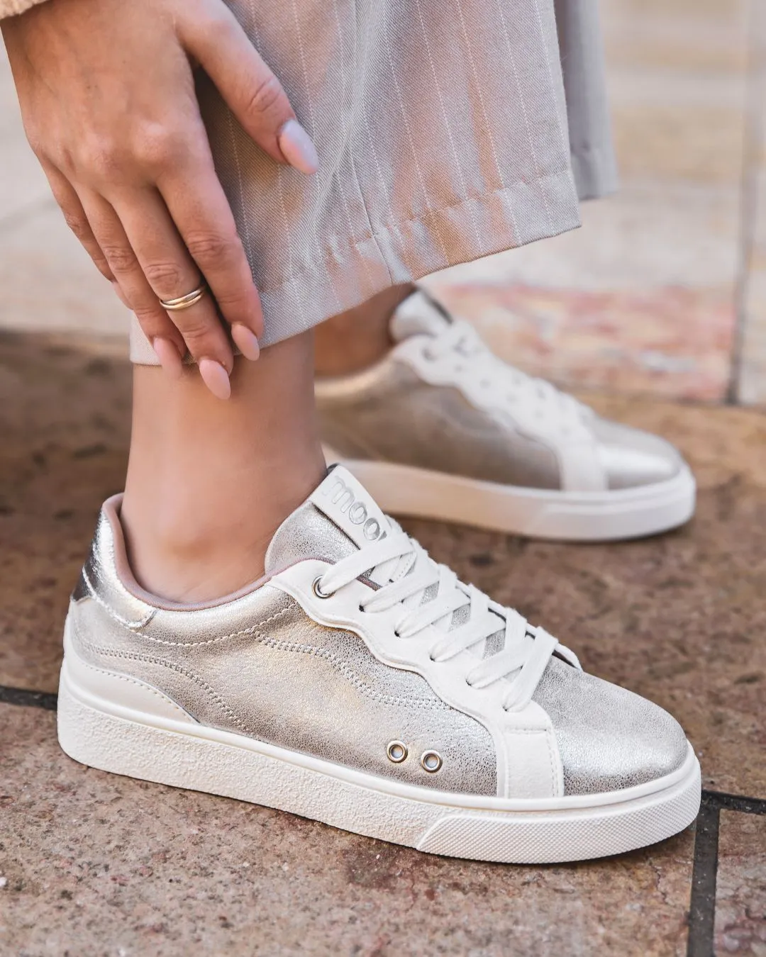 ZAPATILLAS DE MUJER PLATEADAS CON CORDONES  FALLON