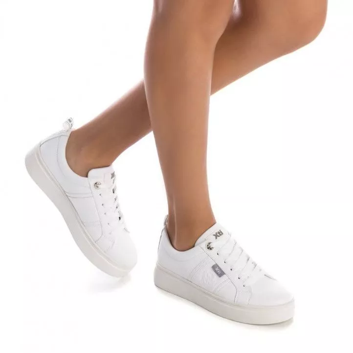 Zapatillas deportivas Xti con plataforma con cordones blancas