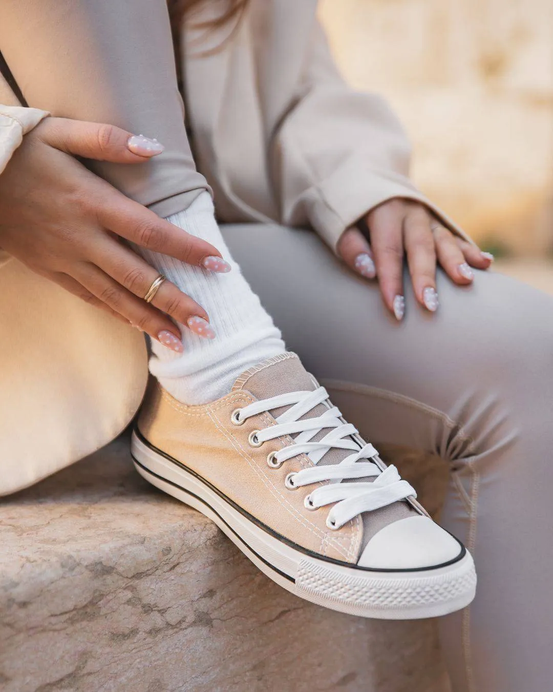 ZAPATILLAS PARA MUJER EN LONA COLOR TOPO CON CORDONES  SANDRA