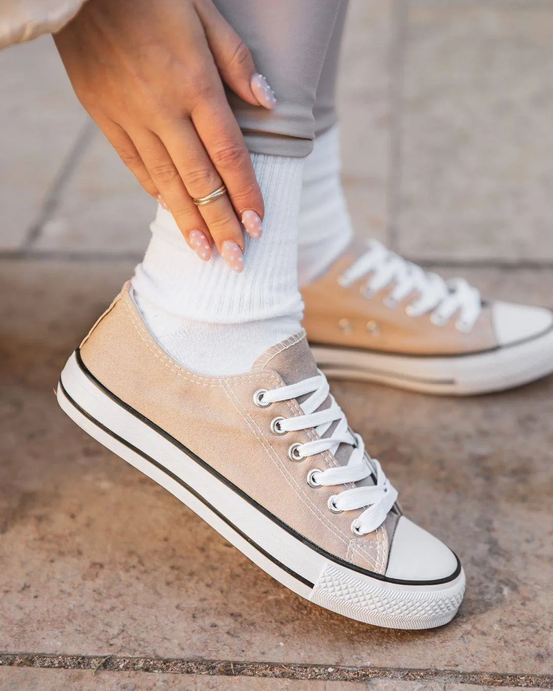 ZAPATILLAS PARA MUJER EN LONA COLOR TOPO CON CORDONES  SANDRA