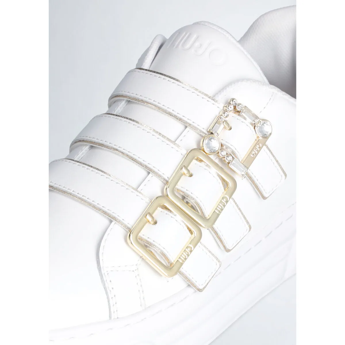Zapatillas sin cordones con hebilla decorativa